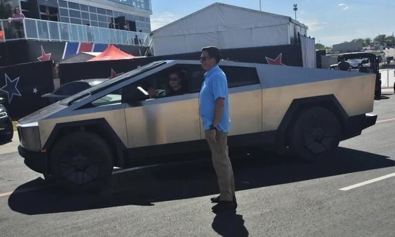 Elon Musk en su Tesla Cybertruck