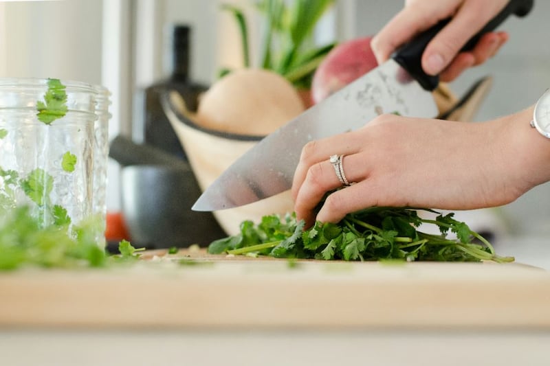 Al momento de cocinar, se pueden seguir varias recomendaciones para ensuciar menos el espacio