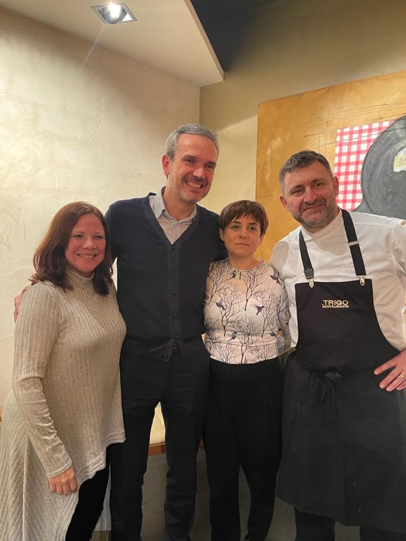 El director general del Consejo Regulador de la Denominación de Origen Rueda, Santiago Mora Poveda, y Nelly Cruz, Presidenta de NC&A firma que representa a las D. O. de Rueda y Ribera del Duero en Puerto Rico, comparten con el chef y la jefa de salón de Trigo, Víctor Martín García y Noemí Martínez.